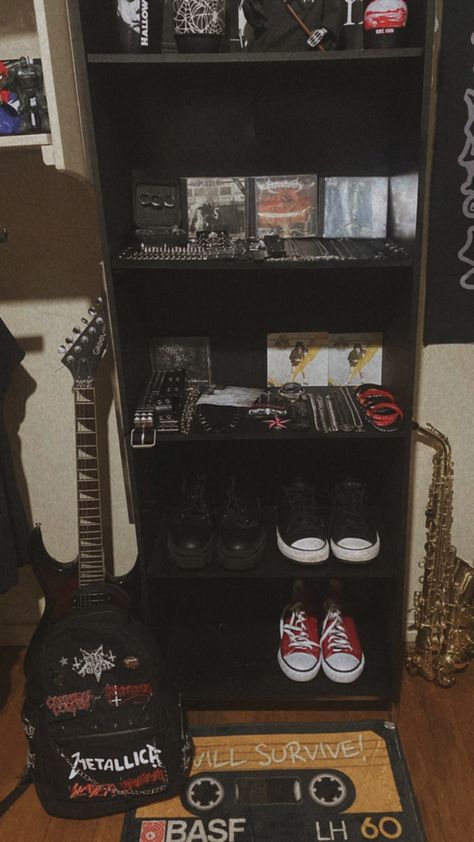 Deft Tones Album Cover, Grunge Room Organization, Emo Bedroom Ideas Punk, Bedroom Emo Aesthetic, Gothic Y2k Room, 2000s Emo Bedroom Aesthetic, Heavy Metal Room Ideas, Emo Dorm Room Ideas, Midwest Emo Room