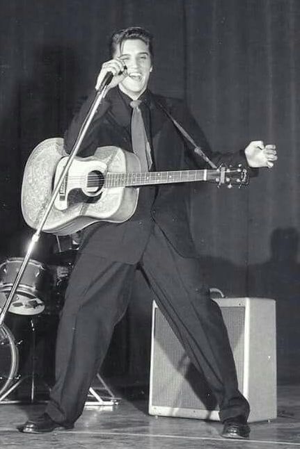 If I Can Dream, Elvis In Concert, Young Elvis, John Lennon Beatles, Elvis Presley Pictures, Beatles John, Elvis Movies, Elvis Presley Photos, Chuck Berry