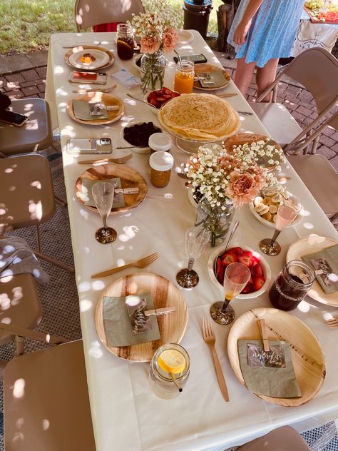 great setup for teenagers, gorgeous picnic esque idea #cottagecore #farmhouse #teenager #birthday #aesthetic #partydecor #sweet16 #picnic Sweet 16 Picknick, Cottagecore Dinner Party Aesthetic, 16 Birthday Party Ideas Picnic, Birthday Setup Aesthetic, Cottagecore Aesthetic Party Decor, Cottagecore Decorations Party, Aesthetic Sweet 16 Party, Cottagecore Birthday Decor, Cottagecore Bday Party