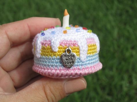 Crochet Cake, Crochet Cupcake, Mode Crochet, Pola Amigurumi, Crochet Food, Diy Crochet Projects, Crochet Art, Crochet For Kids, Crochet Gifts