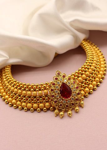 Marathi Bride Jewellery, Bride Jewellery Gold, Rajput Jewellery, Mirror Blouse, Maharashtrian Jewellery, Fashion Jewelry Necklaces Gold, Gold Bridal Jewelry, Choker Design, Simple Bridal Jewelry