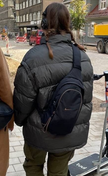 Crossbody Bag Streetwear, Sling Bag Streetwear, Sling Backpack Outfit, Nike Sling Bag Outfit, Streetwear Backpack, Streetwear Bags, Nike Sling Bag, Sling Bag Aesthetic, Sling Bag Outfit