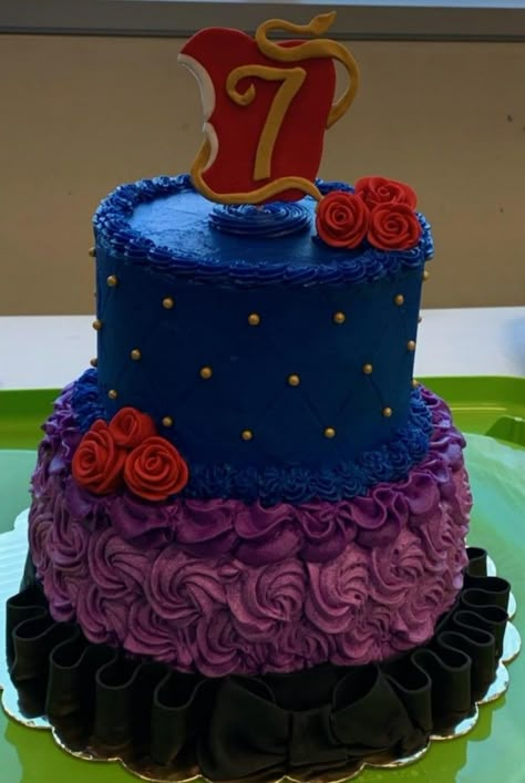 Disney Descendants Cake Decendents Cake Ideas, Descendants 3 Cake, Descendants Rise Of Red Cakes, Descendants Cake Ideas Birthday, Descendants Party Ideas Cake, Descendants Cake Ideas, Descendants Cupcakes, Disney Descendants Cake, Descendants Rise Of Red Birthday Cake