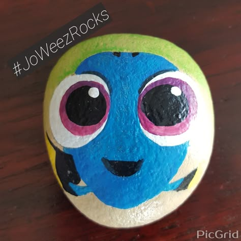 Baby Dory painted rock #JoWeezRocks Disney Character Painted Rocks, Rock Painting Cartoon Characters, Rock Painting Ideas Disney, Disney Rock Painting Ideas, Color Wheel Projects, Baby Dory, Dory Fish, Rock Designs, Bag Painting