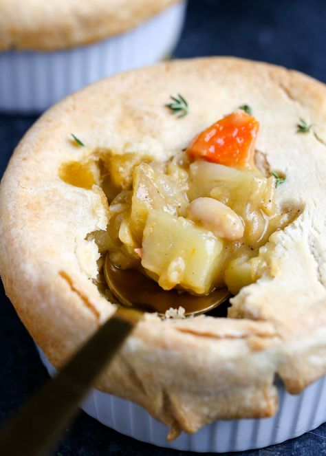 Individual vegan/vegetarian pot pies with meat option for the carnivores at the table! Hearty white beans, carrots, and potatoes in a creamy thyme-flavored sauce. White Bean Pot Pie, Vegetarian Pot Pies, Bean Pot Pie, Meat Pot Pie, Savoury Pastries, Veggie Entrees, Veggie Pot Pie, Vegetarian Pot Pie, Savory Tarts