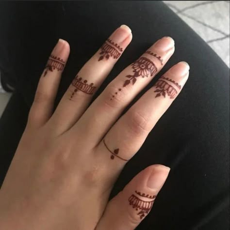 Only Fingers Mehndi, Fingers Mehndi Design, Finger Mehndi Style, Fingers Mehndi, Cute Henna Tattoos, Tattoo Designs Hand, Henna Designs Wrist, Mehndi Designs Fingers, Henna Inspired Tattoos