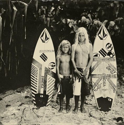 joni sternbach's photographs chronicle surf style around the world Island Culture, Surf Vintage, Surfer Boys, Sup Stand Up Paddle, Surfer Dude, Beach Bonfire, Hawaii Life, Vintage Surf, Surf Life