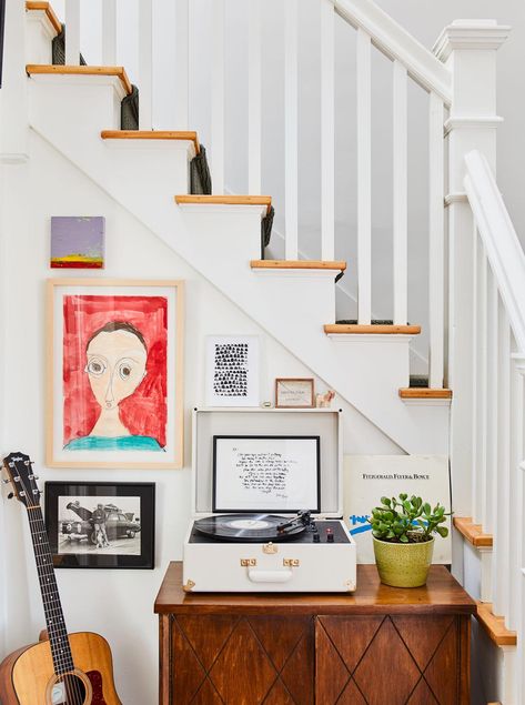 Miley Cyrus Tennessee Home, Musicians House, Music Room Art, Stair Nook, Music Room Design, Home Music Rooms, Wit And Delight, Store Owner, Music Room Decor