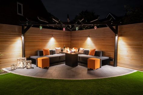 This is an excellent example of a multi-functional garden design; there are lots to enjoy, whether it’s getting cosy in the corner seating area or cooking in the outdoor kitchen. This is a low maintenance garden, which uses Marshalls porcelain Arrento and Symphony planks paving. Porcelain paving is easier to keep clean, which leaves the homeowners more time to lounge in the garden. Corner Patio Ideas, Corner Garden Seating, Corner Patio, Garden Slabs, Wooden Decking, Terrasse Design, Garden Seating Area, Porcelain Paving, Patio Slabs