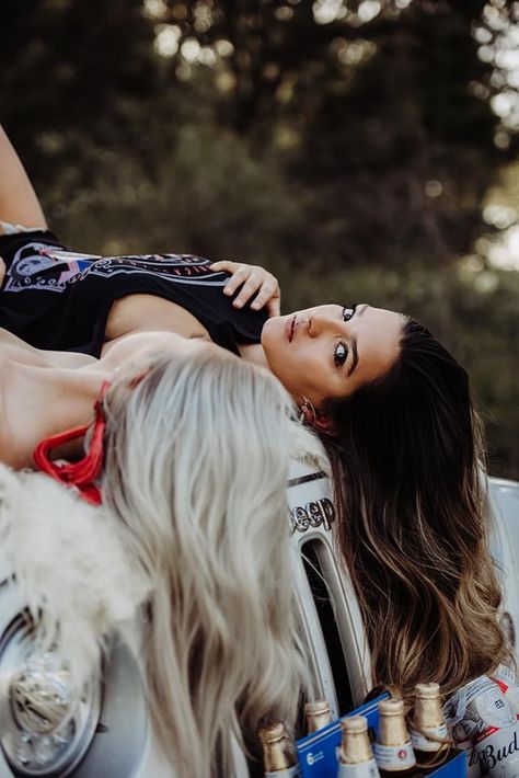 Girlfriends Photoshoot, Wanna Recreate, Jeep Photos, Friendship Photoshoot, Friend Photography, Friend Pictures Poses, Best Friend Photography, Best Friend Photoshoot, Bff Photoshoot