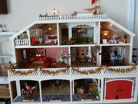 Lundby Fall & Halloween - Lundby Lisa Love Lundby Stockholm, Denmark House, Kaffe Fassett Fabric, Mini Doll House, Birthday Cake With Candles, Dollhouse Kits, Things To Make, Old Christmas, Vintage Candles