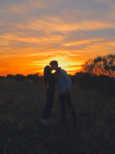 Couple Picture Sunset, Cute Sunset Pictures With Boyfriend, Cute Sunset Couple Pictures, Sunset Pictures With Boyfriend In A Field, Sunset Photoshoot Ideas Couple, Sunset Pictures Couple, Cute Couple Pics Sunset, Watching Sunset With Boyfriend, Sunset Pictures With Boyfriend