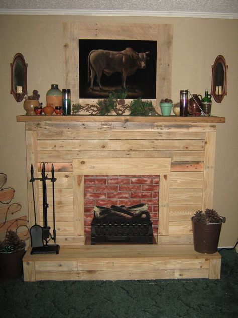 Pallet wood fireplace with electric insert Cottage Electric Fireplace Ideas, Electric Wood Stove, Pallet Fireplace, Building A Wood Shed, Diy Christmas Fireplace, Fake Fireplace, Wood Fireplace Mantel, Wood Stove Fireplace, Faux Fireplace Diy