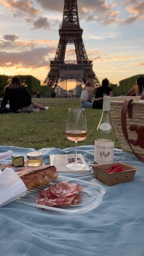 Chic Picnic, Paris Food, Pink Flowers Wallpaper, Picnic Baskets, Funny Minion Videos, Cute Love Couple, Endless Summer, Flower Wallpaper, Delicious Recipes