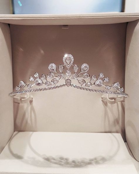 A modern Chaumet diamond tiara Chaumet Tiara, Tiaras Jewellery, Royal Tiaras, Earrings Ideas, Diamond Tiara, Princess Tiara, Pendant Earring, Queen Crown, Crystal Crown