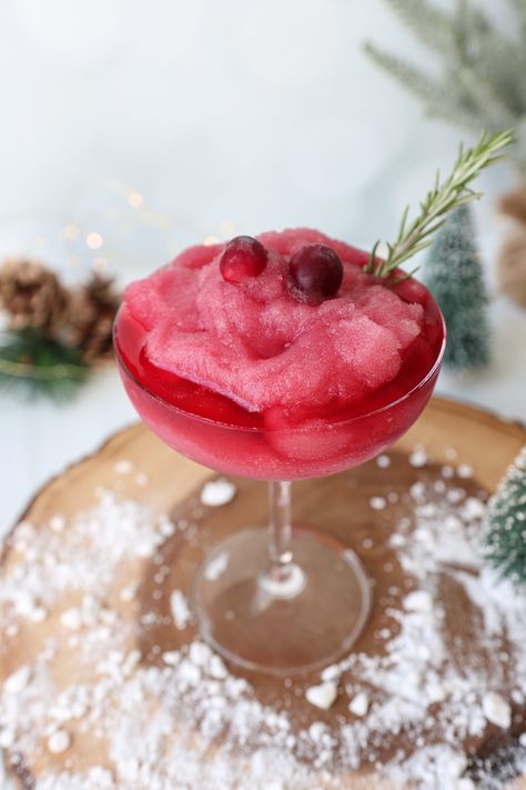 Frozen Christmas Cosmopolitan Frozen Cosmopolitan Drink, Christmas Cosmopolitan, Cosmopolitan Drink Recipe, Cosmopolitan Drink, Pomegranate Vodka, Frozen Cocktail, Juice Ice Cubes, Frozen Drink, Frozen Christmas