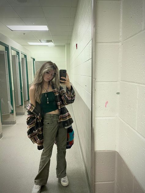 Flannel Outfit Grunge, Grunge Fits Girl, Hipster Girl Aesthetic, Grundge Girl Fits, Gay Women Outfits, Hot Grunge Outfits, Downtown Grunge Outfits, Cold Grunge Outfits, High-waisted Baggy Grunge Pants