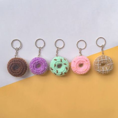 Crochet Keyrings, Crochet Donut, Crochet Hand Warmers, Keychain Patterns, Crochet Keychains, Donut Pillow, Crochet Brooch, Market Ideas, Mini Crochet