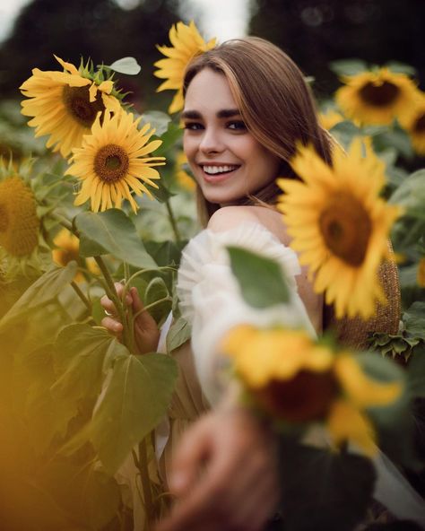 Sunflower Mini Session, Sunflower Field Photography, Sunflower Field Pictures, Sunflower Photoshoot, Pumpkin Patch Photoshoot, Senior Photoshoot Poses, Million Dollar Baby, Wildflower Photo, Sunflower Photography