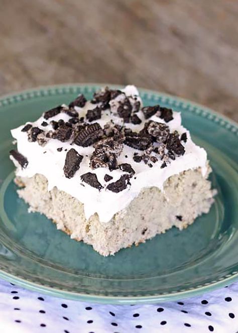 Cookies And Cream Poke Cake, Cream Poke Cake, Poke Cake Recipe, Cookies And Cream Cake, Potluck Desserts, Poke Cake Recipes, Spice Cake Mix, Poke Cakes, Chocolate Sandwich Cookies