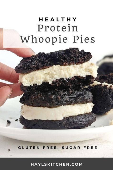 Amazing healthy Protein Whoopie Pies - soft and rich protein cake with a protein cream cheese and yogurt filling. Healthier whoopie pie recipes is sugar free, vegan and low calorie too! Protein Cream Cheese, Healthy Protein Desserts, Protein Baking, High Protein Desserts, Protein Cake, Healthy Protein Snacks, Whoopie Pie, Protein Bar Recipes, Protein Treats