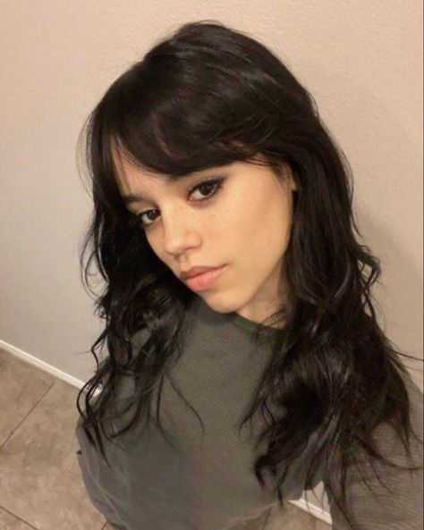 Jenna Ortega With Black Hair, Bangs Like Jenna Ortega, Jenna Ortega Without Bangs, Jenna Ortega Hair Curtain Bangs, Black Hair With Short Curtain Bangs, Jenna Ortega Hair Long, French Bangs Jenna Ortega, Wispy Curtain Bangs Jenna Ortega, Jennifer Ortega Hair