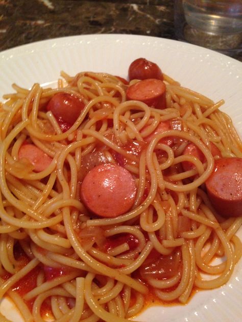 My Grandmother's spaghetti and wieners dish! Quick and easy! Spaghetti Breakfast, Foods Aesthetics, Heathy Snack, Italian Spaghetti, Chicken Burgers Recipe, Tasty Recipes Videos, Yummy Comfort Food, Work Lunch, Liberia