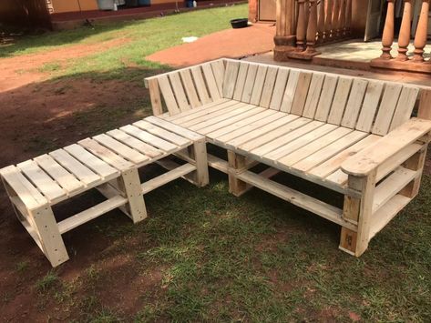 L Shape Couch, L Couch, Garden Bench Diy, Sitting Bench, Pallet Bench, L Shaped Couch, Outdoor Couch, Pallet Outdoor, Couch Table