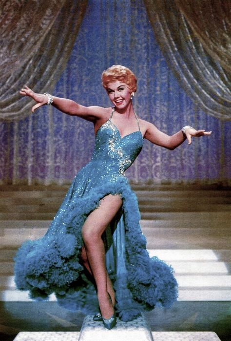 Doris Day plays Ruth Etting In “Love Me or Leave Me” (MGM, 1955) Doris Day Outfits, Hollywood Star Costume Ideas, Doris Day Fashion, Ruth Etting, 50s Stars, Ladies Day Outfits, Hollywood Prom, Doris Day Movies, Love Me Or Leave Me