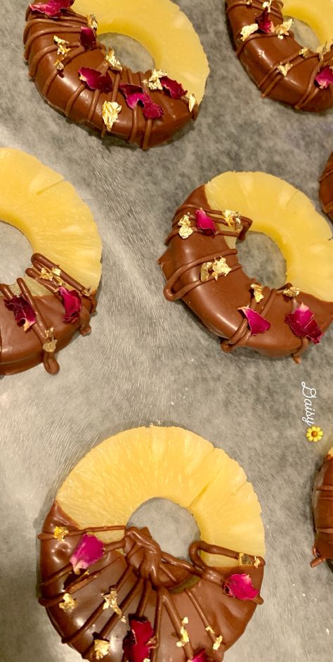 Chocolate Covered Pineapple Slices, Pineapple Fruit Display, Chocolate Covered Fruit Ideas, Candy Covered Fruit, Chocolate Covered Pineapple, Chocolate Pineapple, Chocolate Covered Desserts, Edible Rose Petals, Chocolate Dipped Fruit