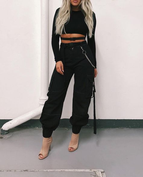 Fanny Lyckman, Future Wear, Chill Fashion, Chill Night, Khaki Pants Women, Fashion Trousers, Hip Hop Women, Insta Baddie, Womens Outfits