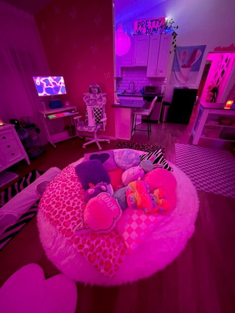 colorful apartment, neon apartment, led apartment, apartment goals, aesthetic apartment, pink apartment, colorful home decor, aesthetic home, dopamine decor, led lights, cplorful lights, colorful home Aura Apartment Decor, Neon Sign Apartment Decor, Dopamine Decor Bedroom Ideas, Vibey Apartment Bedroom Aesthetic, Apartment Decorating Neon, Y2k Apartment Aesthetic, Neon Signs College Apartment, Led Apartment, Pink Aesthetic Apartment