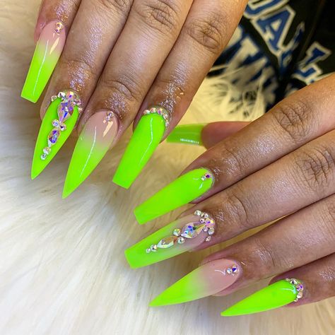 Lime green nails can be customized in multiple ways based on your preferences. You can choose a subtle light lime green color or go bold with vibrant hues. Click the article link for more photos and inspiration like this // Photo Credit: Instagram @nailsbyneenah // #glitterlimegreennails #greennails #limegreennailpolish #limegreennails #limegreennailsdesign #limegreennailsideas Summer Acrylic Nails Neon Green, Lime Green Nails With Rhinestones, Neon Yellow Acrylic Nails, Green Toe Nails, Blue Nail Polish Colors, Lime Nails, Lime Green Nails, Light Lime Green, Neon Green Nails