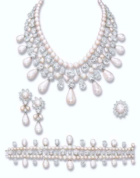 “The Gulf Pearl Parure”, a unique and magnificent natural pearl and diamond parure, by Harry Winston, which sold for $4,189,165.  The opulent parure comprises a total of 193 natural pearls of which 128 weigh a total of almost 1,300 grans (325 carats) and 166 diamonds of which 66 weigh a total of almost 160 carats. Diamond Parure, Southern Girls, Wear Pearls, Harry Winston, Royal Jewels, Expensive Jewelry, Jewelry Style, Color Mix, Natural Pearl