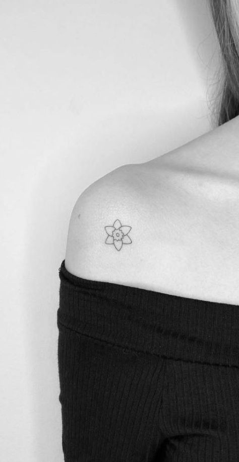 Tattoo Ideas Female Daffodil, Daffodil Tattoo Minimalist, Daffodil Heart Tattoo, Minimal Daffodil Tattoo, Tiny Daffodil Tattoo, Daffodil Tattoo Small Simple, Small Daffodil Tattoo, Fine Line Daffodil Tattoo, Simple Daffodil Tattoo