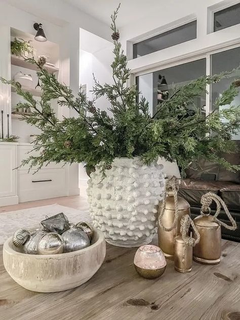 Diy Art Table, Holiday Coffee Table, Styling Coffee Table, Christmas Coffee Table Decor, Table Centerpieces Diy, Coffee Table Centerpieces, Neutral Christmas Decor, Modern Christmas Decor, Coffee Table Styling