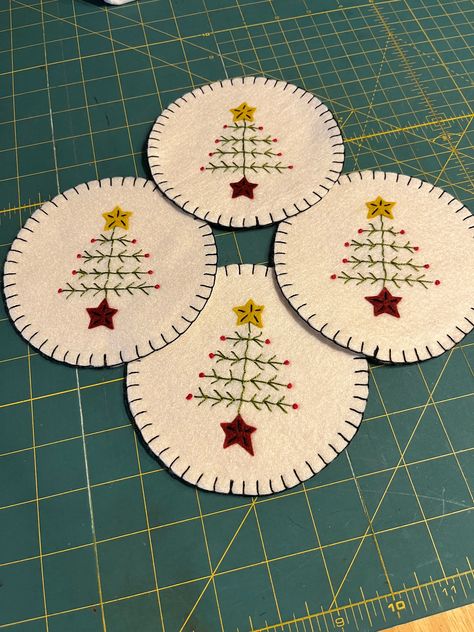 Christmas Felt Coasters, Christmas Coasters Diy, Christmas Tree Coasters, Coffee Dye, Felt Candle Mats, Wool Felt Coasters, Diy Felt Christmas Ornaments, Off White Background, Coaster Crafts