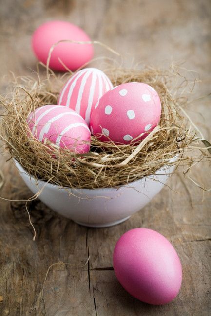 10 Fun & Easy Ideas For Coloring Easter Eggs with Kids | simplykierste Easter Blessings, Easter Parade, Easter Inspiration, Pink Easter, Coloring Easter Eggs, Spring Holidays, Easter Time, Hoppy Easter, Easter Egg Decorating