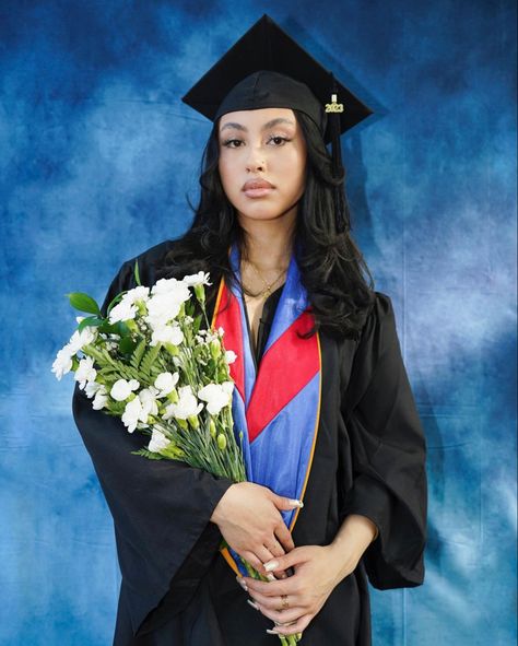 Latina Graduation Pictures, Black Grad Photoshoot, Grad Poses Photo Shoots Black Women, Grad Picture Ideas Black, Grad Photoshoot Ideas High Schools, Studio Graduation Pictures, Editorial Graduation Photos, Black Female Graduation Pictures, College Graduation Photography