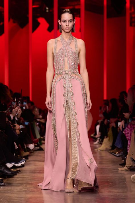 Pink Runway, 2024 Couture, Elie Saab Spring, Elie Saab Couture, Kaftan Style, Boutique Couture, Spring Couture, Runway Dresses, Stunning Gowns