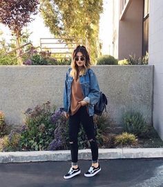 Chica usando jeans rasgados tenis blusa holgada y chamarra de mezclilla Tumblr Fall Outfits, College Outfits Winter, Vans Outfit, Jean Jacket Outfits, Hipster Outfits, Outfit Jeans, Outfit Trends, Shoes With Jeans, Casual Fall Outfits