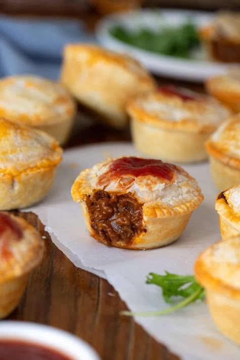 Aussie Beef Party Pies Mini Meat Pies, Minced Beef Pie, Party Pies, Dinner Pie, Mini Mince Pies, Pasties Recipes, How To Make Bbq, Meat Pie Recipe, Savoury Pies