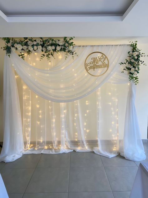 Diy Head Table Backdrop, 21st Birthday Backdrop Ideas, Prom Decoration Ideas For Home, Unique Backdrop Ideas, Wedding Anniversary Decoration Ideas, Engagement Backdrop Ideas, Small Engagement Party, Wedding Church Decor, Photo Booth Backdrop Wedding