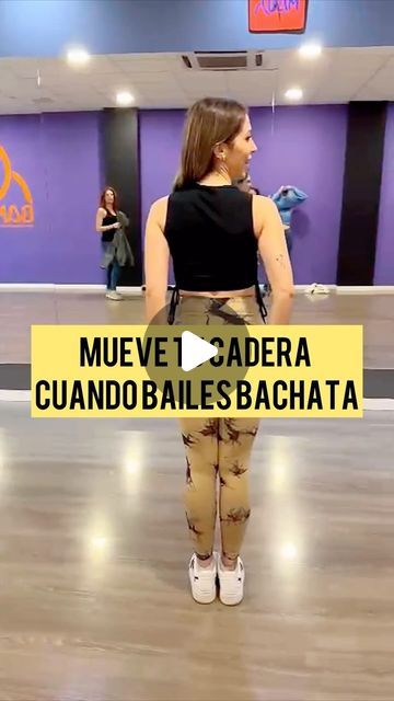 Irene Palma on Instagram: "✨Pequeño TUTORIAL ✨  En mis clases de tecnica siempre empezamos trabajando diferentes técnicas de cadera para tus básicos de bachata.  En este mini tutorial puedes encontrar 2 formas :  ➡️ 1 : desplaza tu cadera al lado contrario de donde llevas el peso, jugando con la flexión de tus rodillas y manteniendo el tronco firme.   ➡️ 2 : La tecnica majao consiste en llevar la cadera al mismo lado que pones el peso. A mi me gusta meterle un círculo al final. Haremos dos movimientos laterales y el último lo enlazamos con el círculo.   No hay bachata sin cadera 🔥 Práctica y dale más recursos a tu baile ❤️  #tutorial #cadera #bachata #ladystyle #estilochica #bailavalencia #irenepalma #dance #dancer #aprendeabailar #aprender" Mini Tutorial, Zumba, Yoga, Music, On Instagram