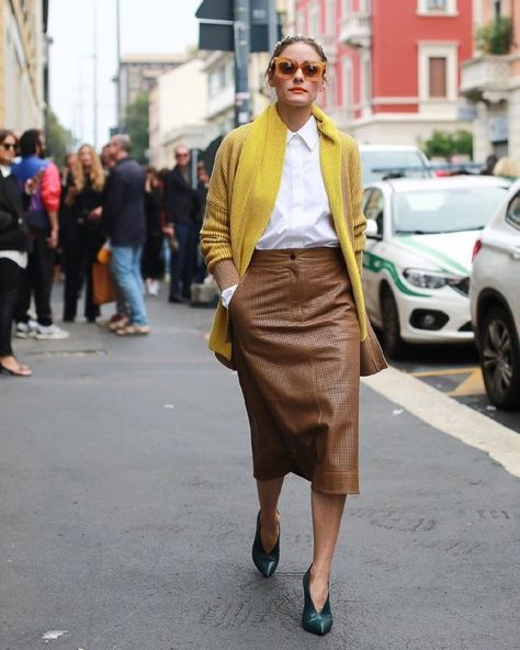 Olivia Palermo Fashion Week Estilo Olivia Palermo, Olivia Palermo Lookbook, Olivia Palermo Style, Brown Skirt, Olivia Palermo, A Skirt, Looks Chic, Green Shoes, Inspired Outfits