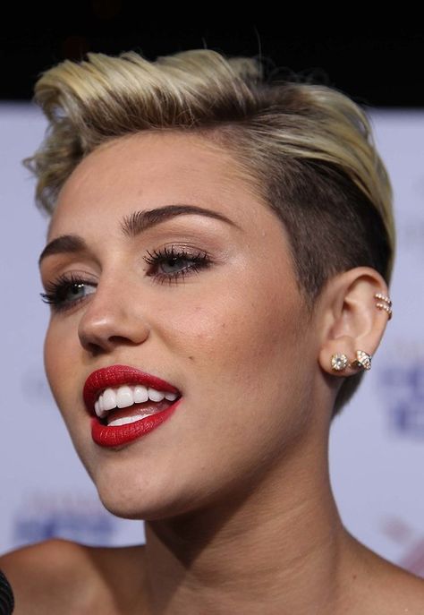 Miley Cyrus. Miley Cyrus Piercings, Miley Stewart, White Portrait, Makeup For Teens, Gorgeous Makeup, Miley Cyrus, Pixie Cut, Summer Hairstyles, Her Hair