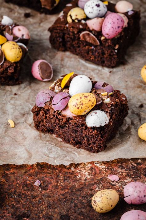 My favorite grain-free brownies are back and they now have a fun Easter vibe! I literally could not wait to share these Healthyish Easter Grain-Free Fudge Brownies with you, right in time for Easter. These brownies are chewy, decadent, and have the best texture – they just melt in your mouth. And who doesn’t love those Cadbury mini eggs? Every Spring, I stock up on them and freeze them to enjoy all year long.If you are dairy-free, just substitute the topping! Mini Egg Desserts, Brownie Recipes 1 Egg, Egg Less Brownies, Paleo Easter, Egg Desserts, Easter Fudge, Kalejunkie Recipes, Cadbury Mini Egg Blondies, Lighter Desserts