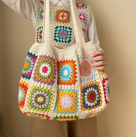 Flower Granny Square Bag Pattern Free, Crochet Granny Square Bag Handbags, Granny Square Beach Bag, Estambre Ideas, Floral Granny Square, Granny Square Tote Bag, Granny Square Tote, Knit Afghan, Beige Shoulder Bag