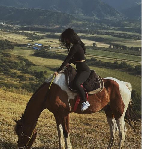 Hourse Ride Girl, Horse Riding Girl, Girl Horse Riding, Horseback Riding Aesthetic, Girl Riding Horse, Beautiful Horses Wild, Horsey Life, Bareback Riding, Horse Riding Aesthetic