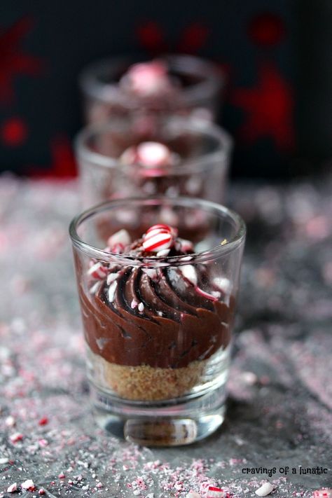 These No Bake Chocolate Peppermint Cheesecakes are easy to make and are perfect for the holidays! No Bake Chocolate Peppermint Cheesecake, No Bake Christmas Treats, Chocolate Peppermint Cheesecake, Gooey Desserts, No Bake Christmas, Chocolate Parfait, Cheesecake Desserts Recipes, Delicious Cheesecake Recipes, Peppermint Cheesecake